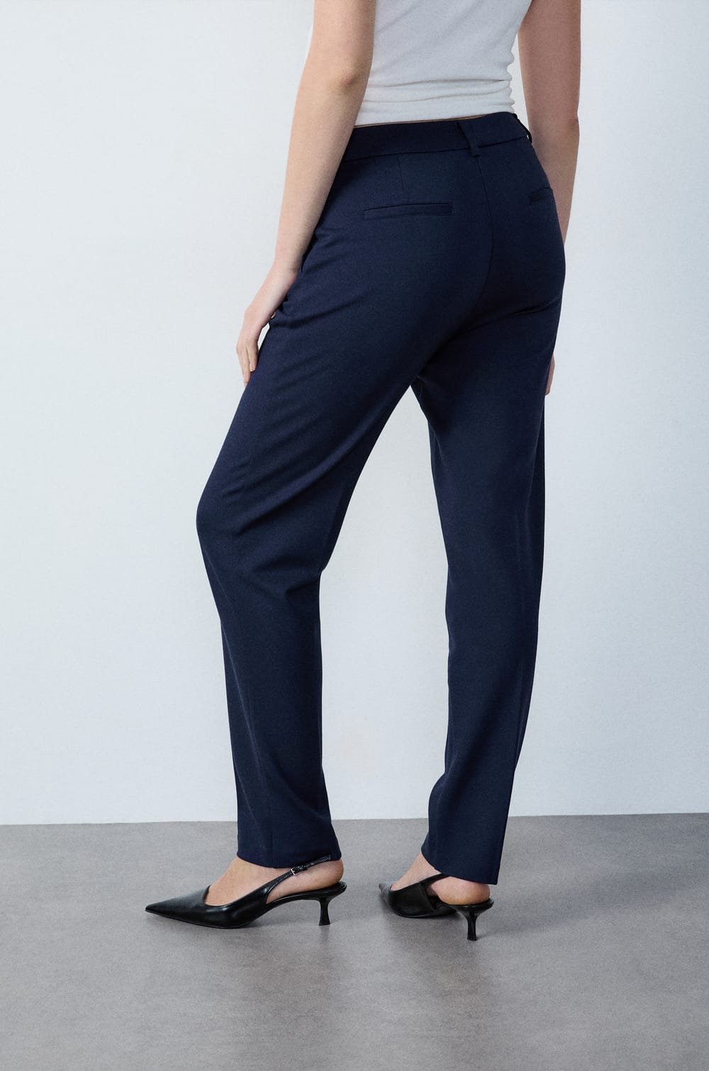 Pantalón corte cigarett;${refinementColor}