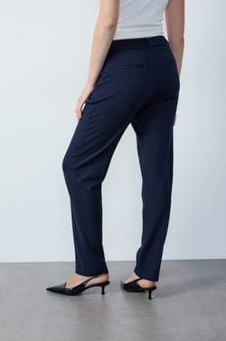 Pantalón corte cigarett;${refinementColor}