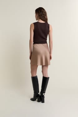 Falda corta satinada con lunares;${refinementColor}