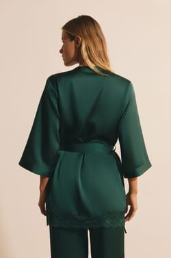 D&eacute;shabill&eacute; satin&eacute; avec d&eacute;tails dentelle;${refinementColor}