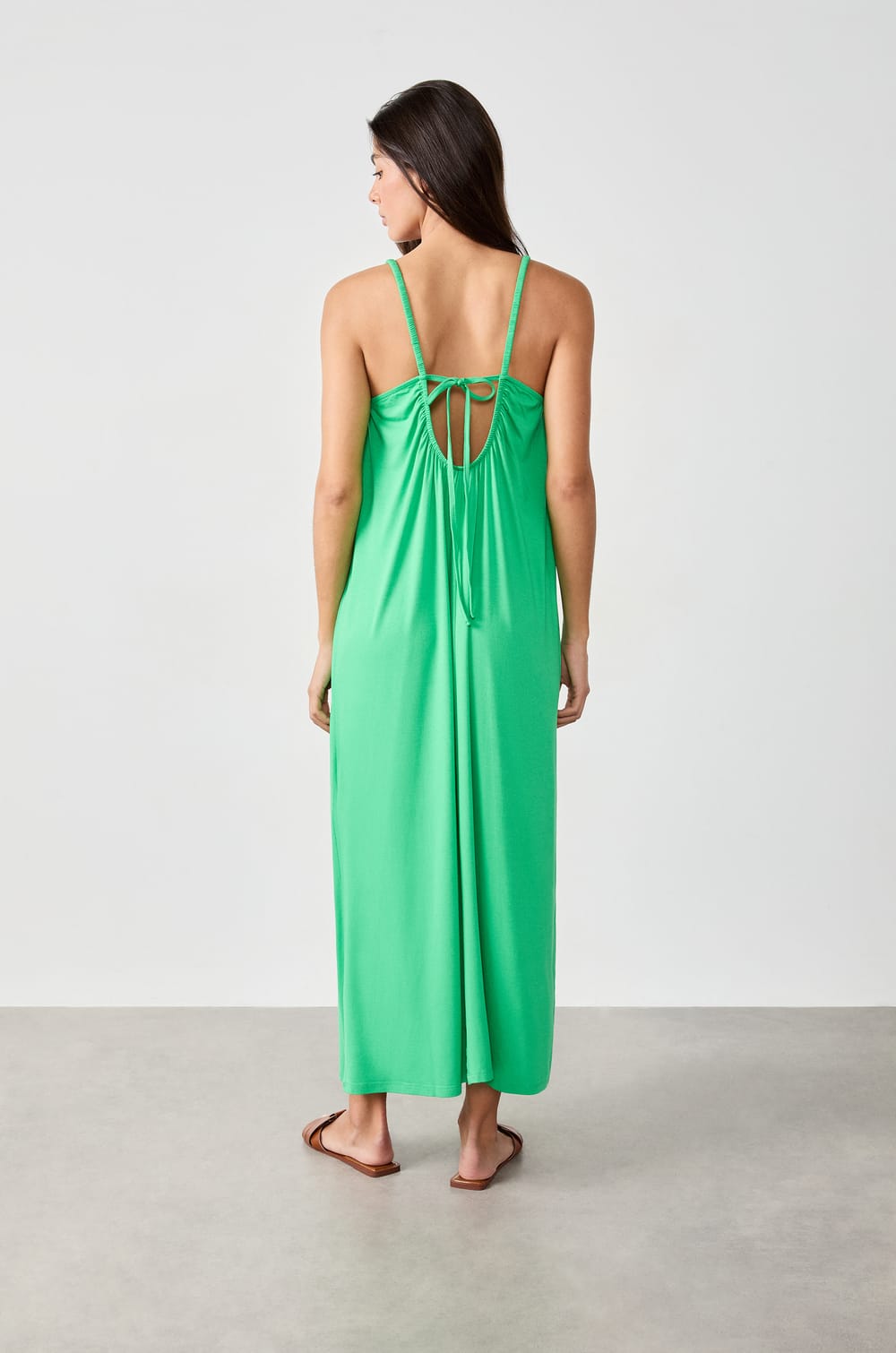 Robe longue &agrave; fines bretelles;${refinementColor}