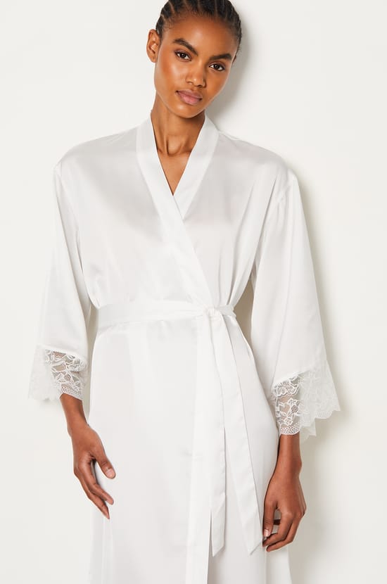 Langer Satin-Kimono mit Spitzendetails;${refinementColor}