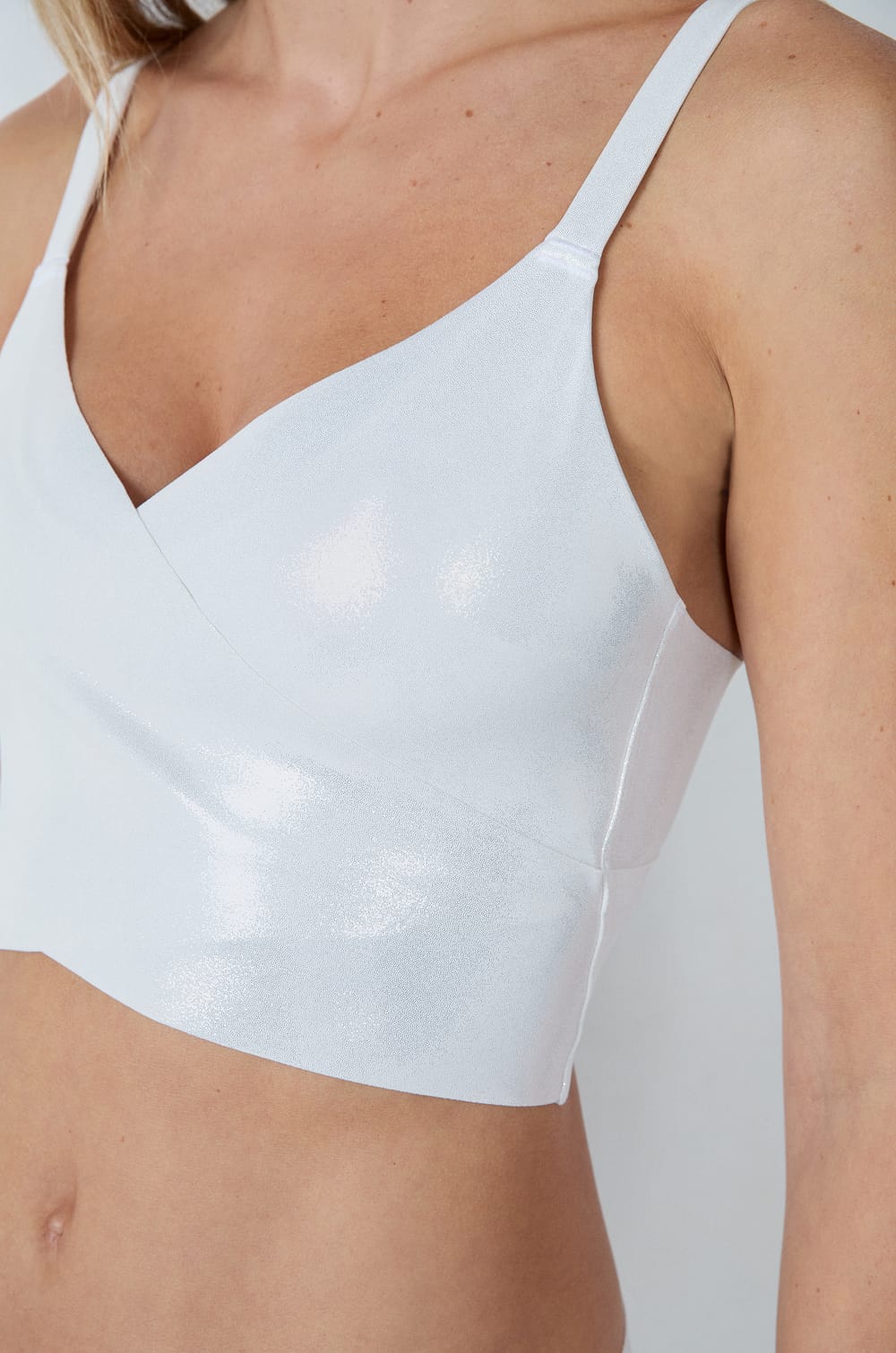 No-bra effect bralette;${refinementColor}