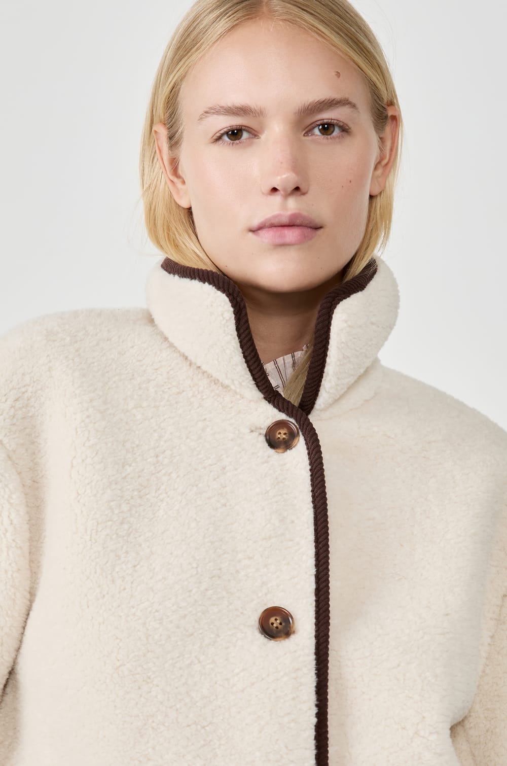 Manteau court en fausse fourrure;${refinementColor}