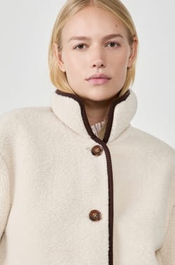 Manteau court en fausse fourrure;${refinementColor}