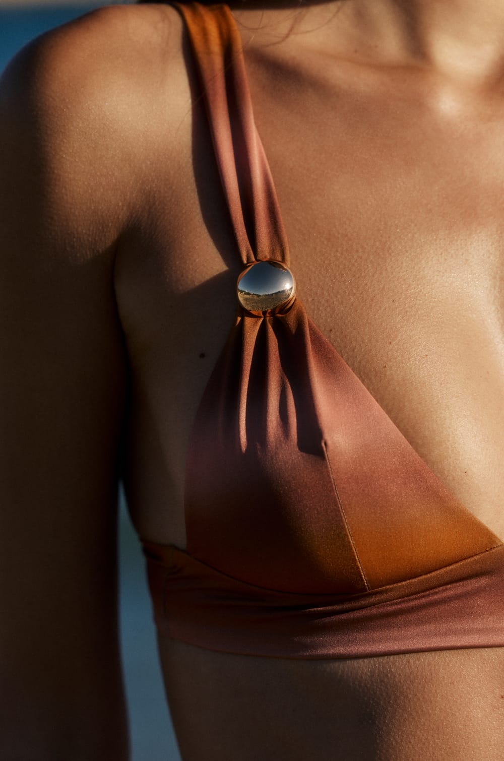 Haut de maillot de bain triangle &agrave; motifs avec d&eacute;tail bijou;${refinementColor}