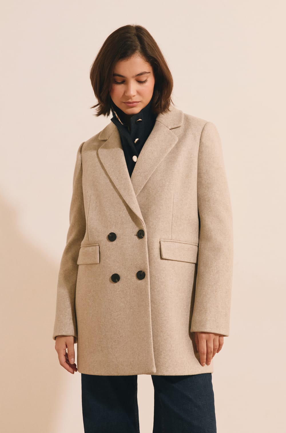 Manteau mi-long crois&eacute; avec laine;${refinementColor}