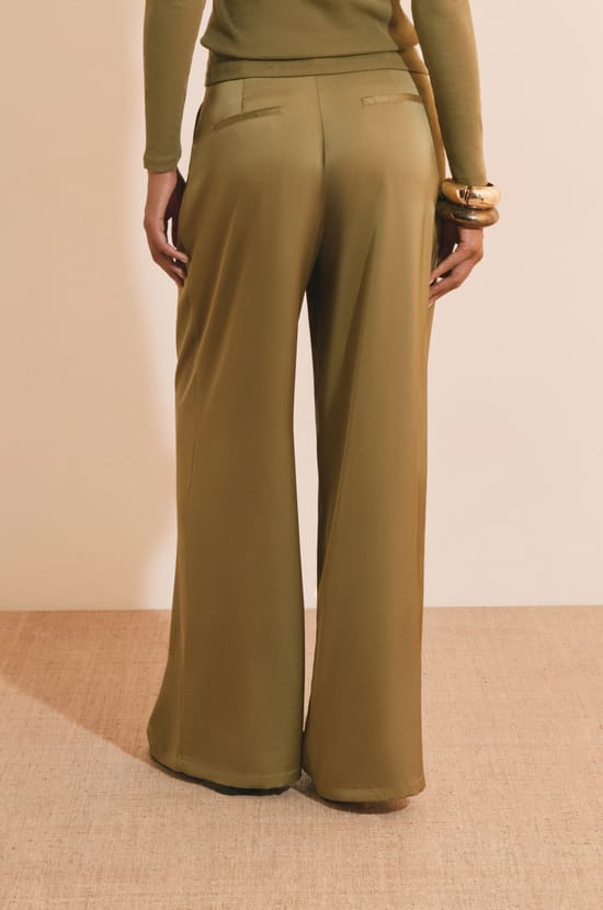 Pantalon fluide satin&eacute;;${refinementColor}