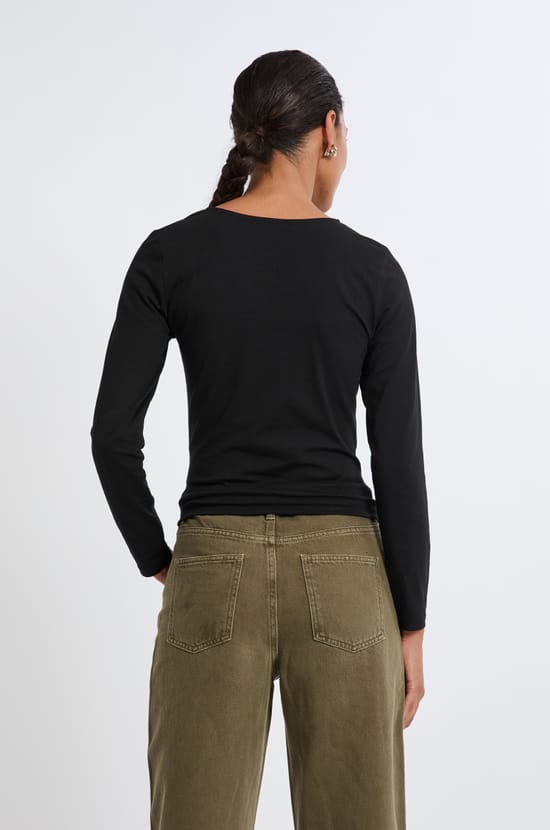 T-shirt manches longues col asymétrique en coton;${refinementColor}