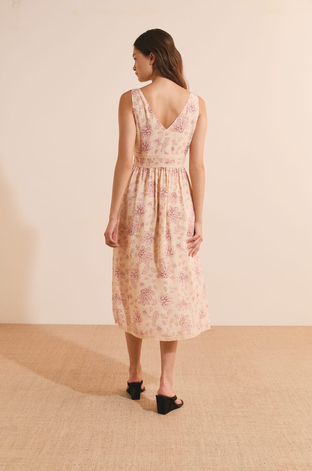 Vestido largo con cuello en V y estampado;${refinementColor}