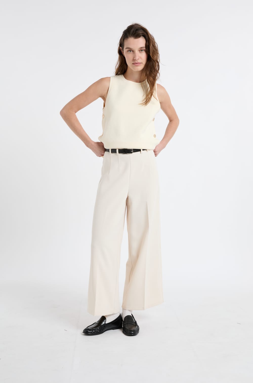 Top sans manches en coton avec boutons dor&eacute;s;${refinementColor}