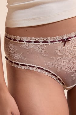 Shorty en dentelle;${refinementColor}