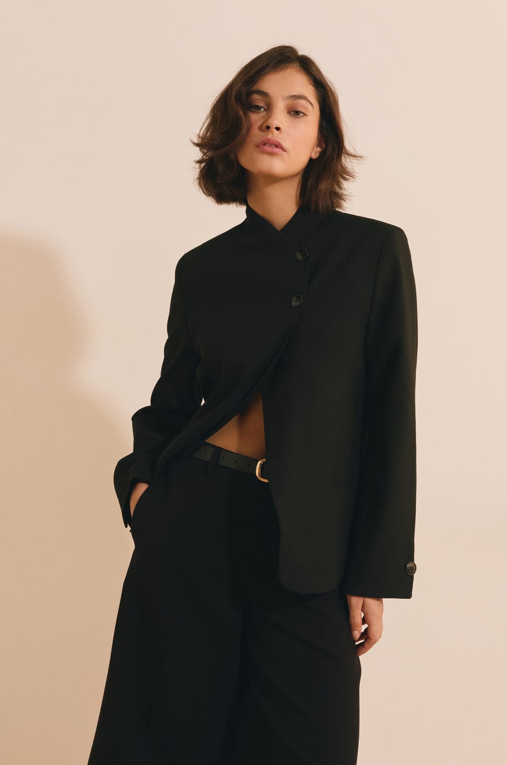 Veste courte &agrave; col montant asym&eacute;trique;${refinementColor}