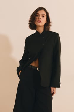 Veste courte &agrave; col montant asym&eacute;trique;${refinementColor}