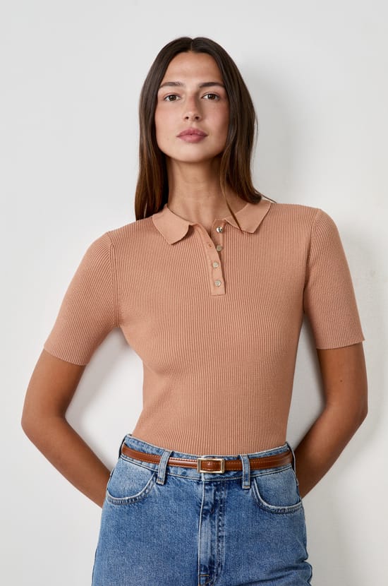 Ribbed short-sleeved T-shirt with buttoned collar;${refinementColor}