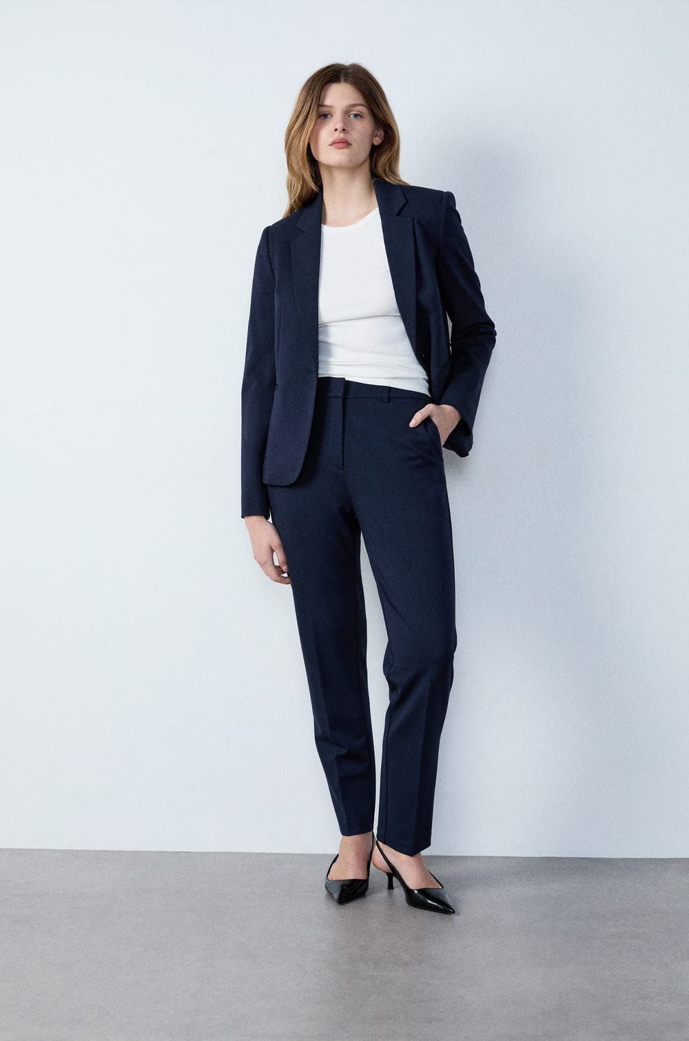 Pantalón corte cigarett;${refinementColor}