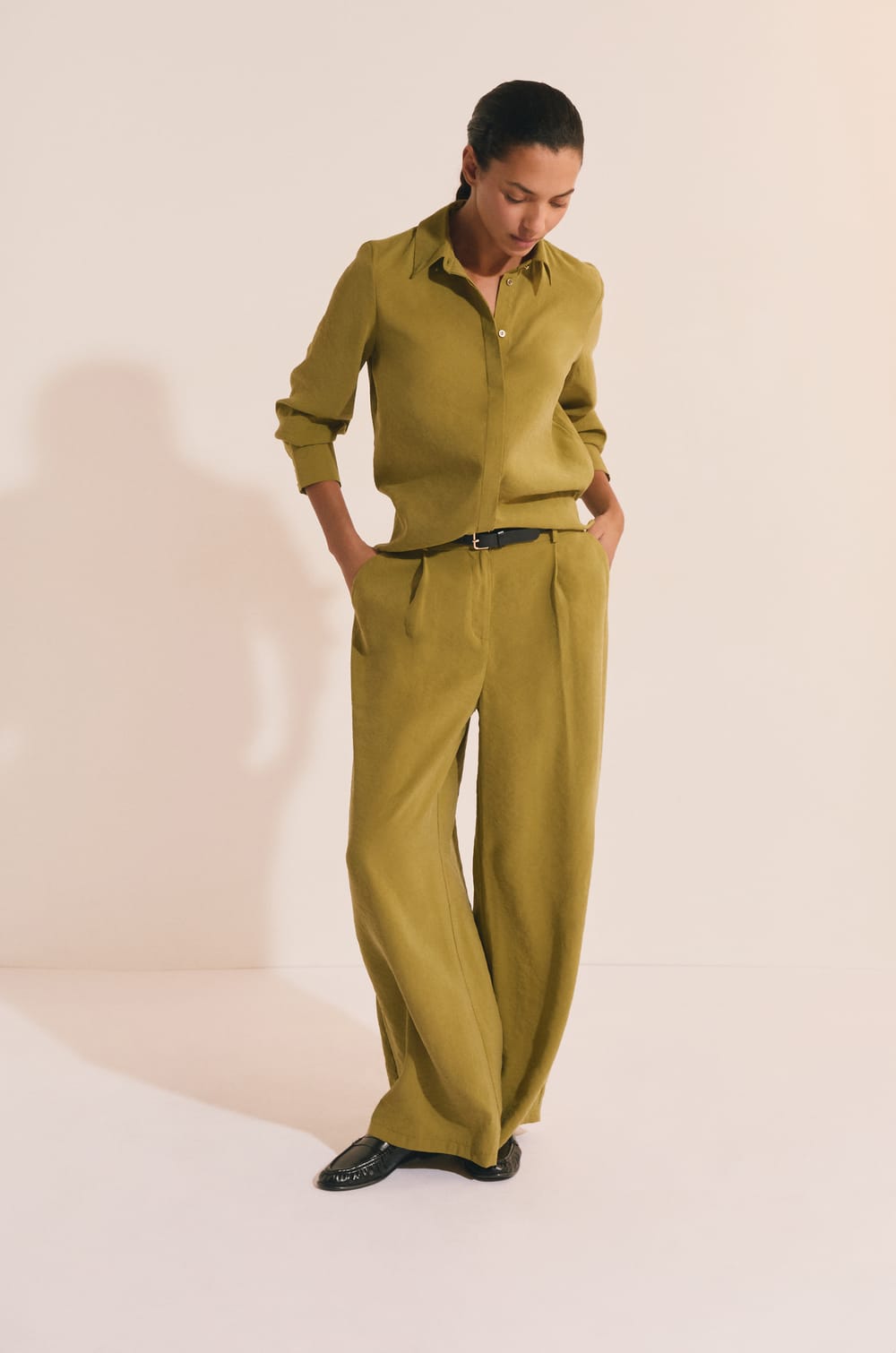 Wide-Leg Pleated Trousers;${refinementColor}