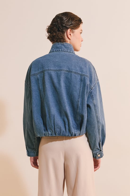 Blouson court en jean &agrave; col montant;${refinementColor}