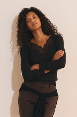 T-shirt col V avec dentelle en coton;${refinementColor}
