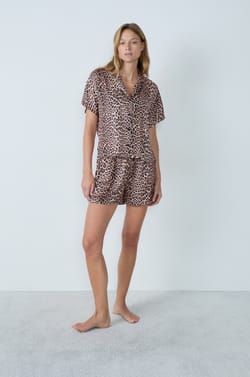 Satin short-sleeved pyjama shirt with leopard print;${refinementColor}