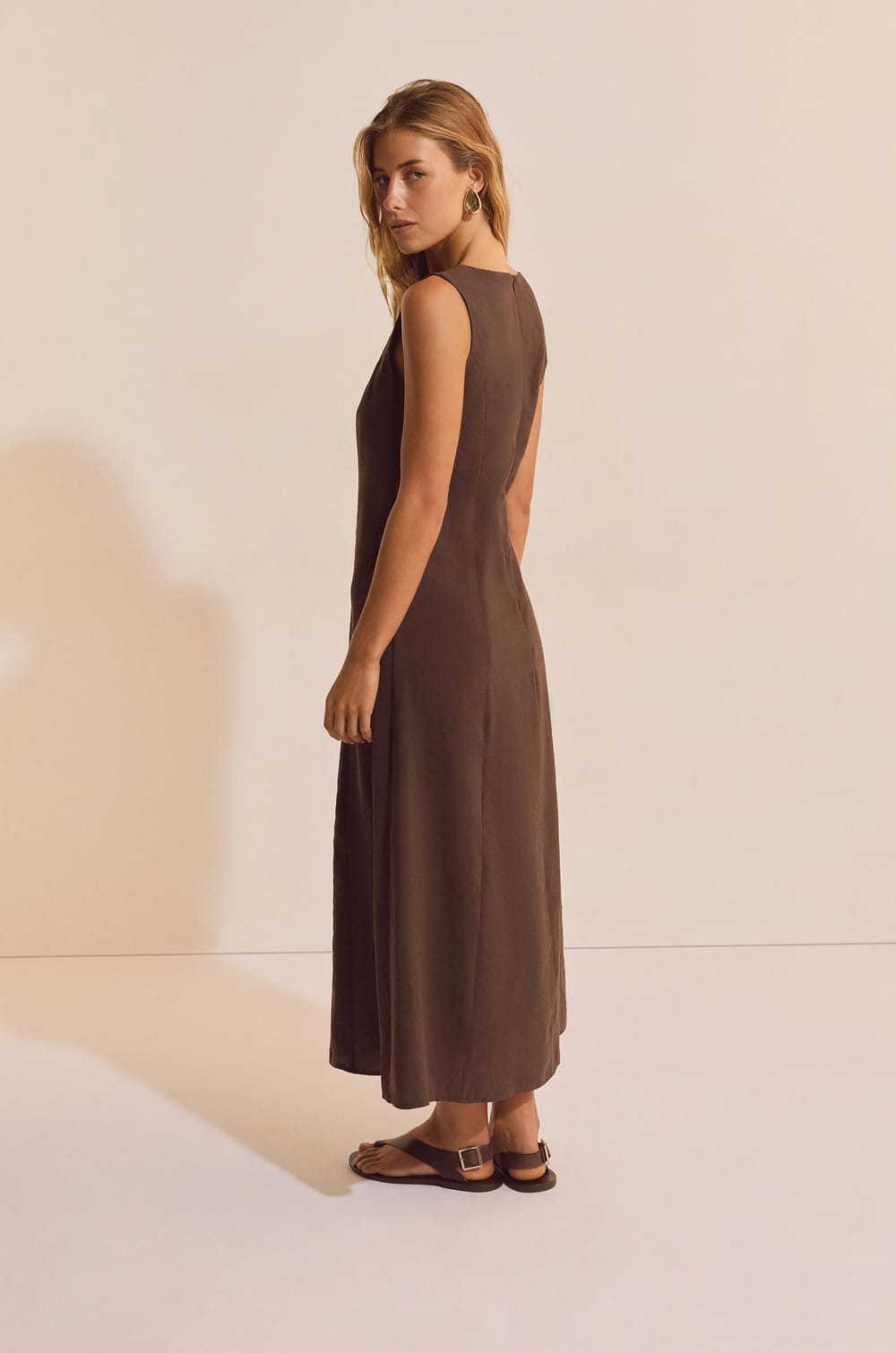 Robe longue sans manches;${refinementColor}