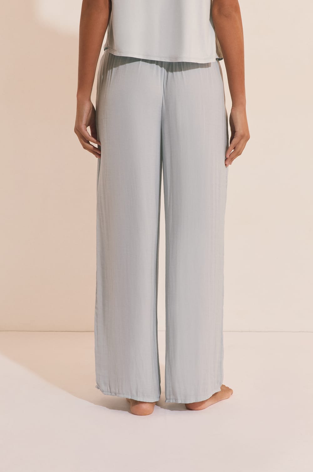 Pantalon satin&eacute; coupe large;${refinementColor}