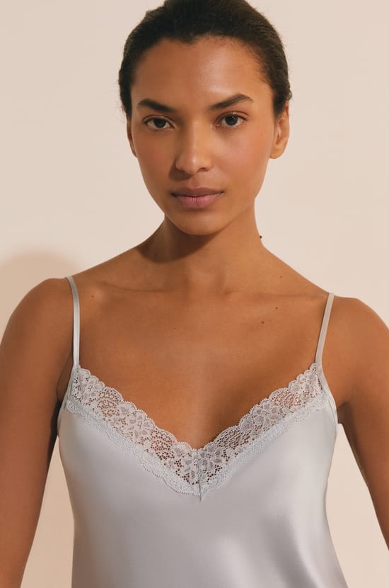 Caraco en soie d&eacute;tails dentelle;${refinementColor}