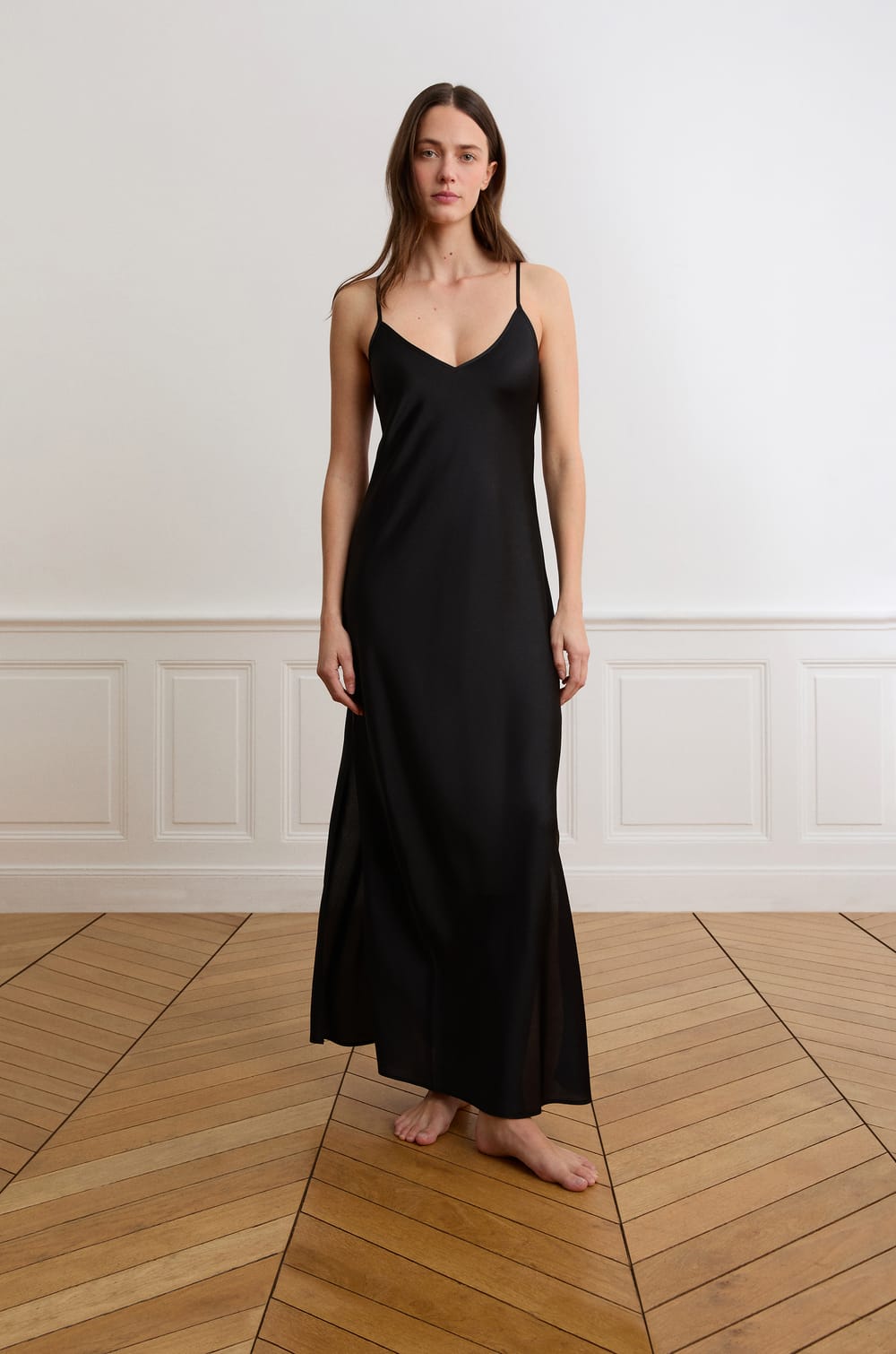 Lange satijnen nachtjapon met geborduurde bloemen op de rug;${refinementColor}