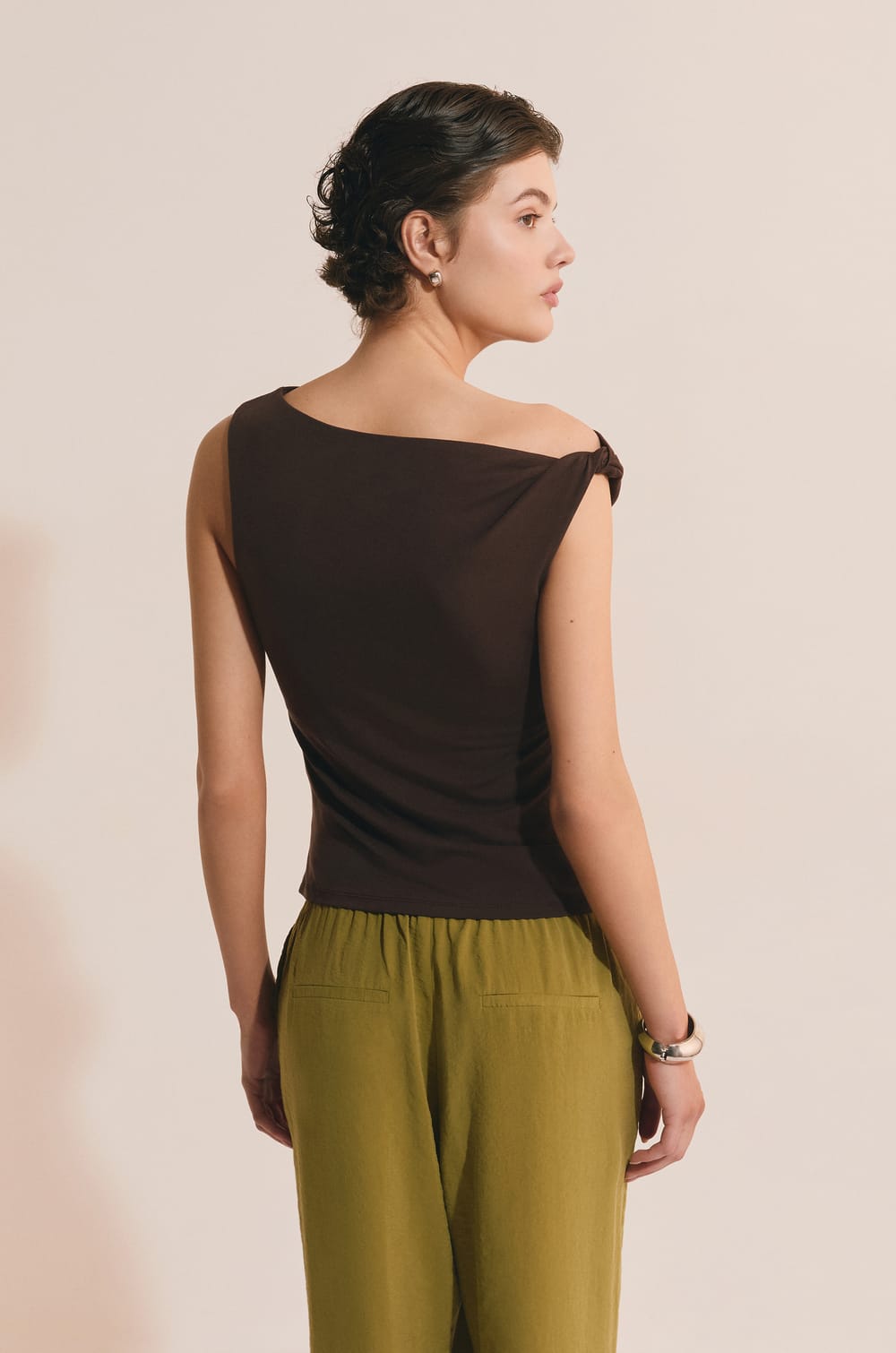 Camiseta sin mangas drapeada;${refinementColor}