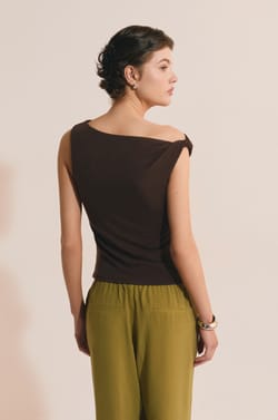 Camiseta sin mangas drapeada;${refinementColor}