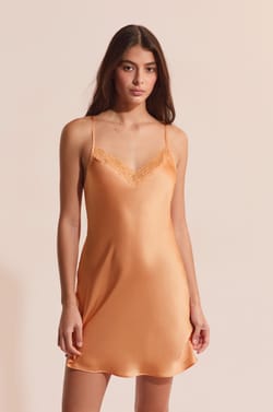 Nuisette courte en soie d&eacute;tails dentelle;${refinementColor}