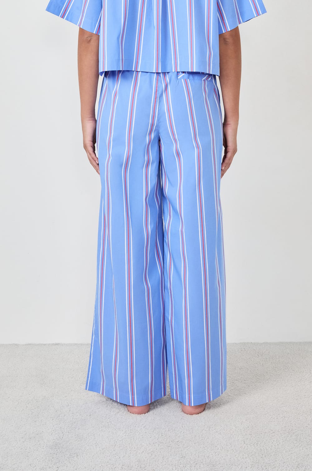 Pantalón a rayas;${refinementColor}