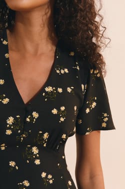 Robe courte col V &agrave; motifs;${refinementColor}