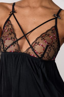 Nuisette courte détails cœurs décolleté croisé;${refinementColor}