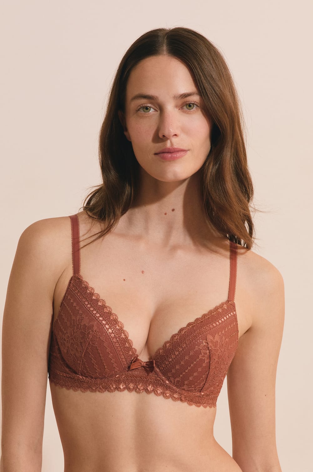 Soutien-gorge N.2 - Le push-up plongeant en dentelle;${refinementColor}