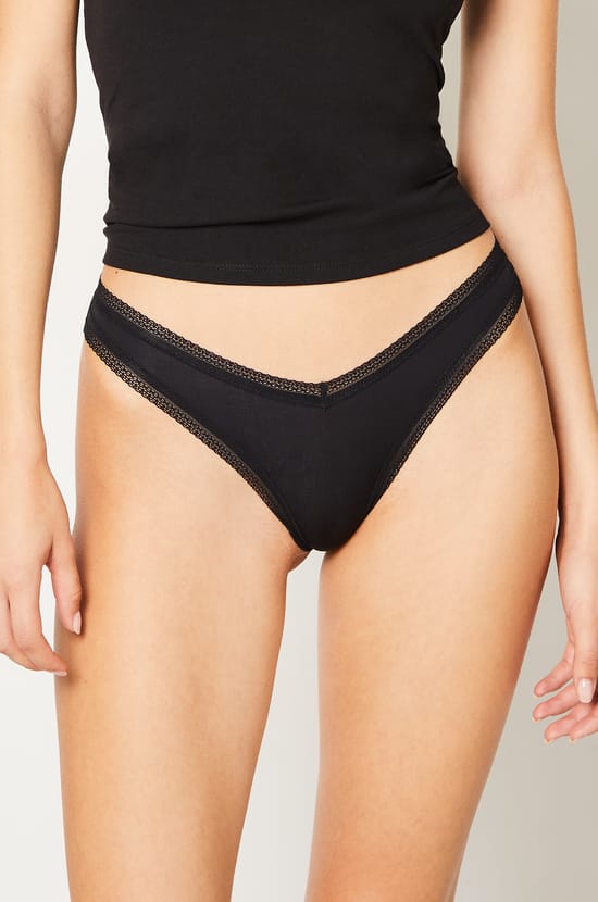 Tanga en V de microfibra con detalles de encaje;${refinementColor}