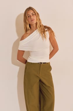 Top &agrave; encolure asym&eacute;trique drap&eacute;e;${refinementColor}