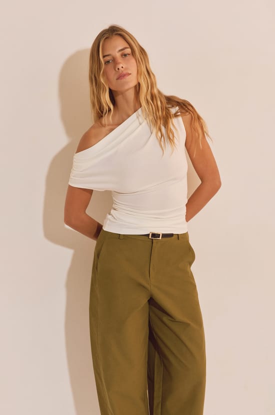 Top &agrave; encolure asym&eacute;trique drap&eacute;e;${refinementColor}