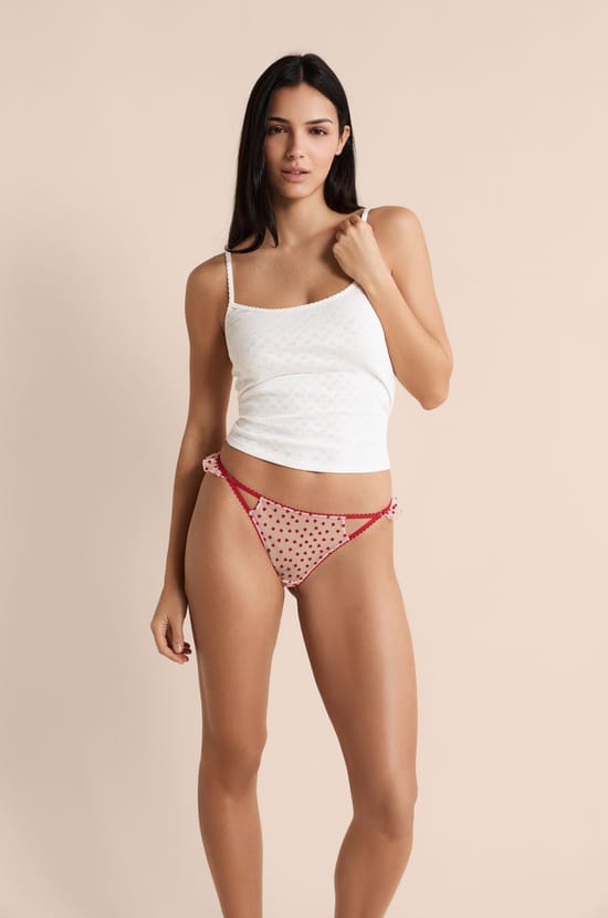 Tanga de tul con estampado de corazones;${refinementColor}