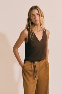 T-shirt sans manches col V;${refinementColor}