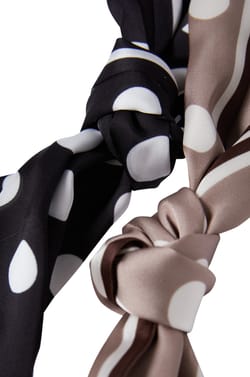 Foulard &agrave; pois;${refinementColor}