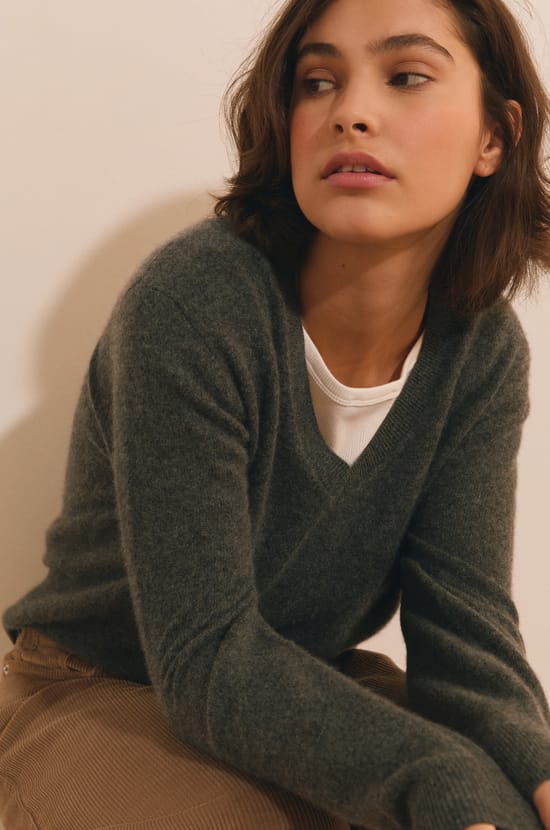 Pull manches longues col V en cachemire;${refinementColor}