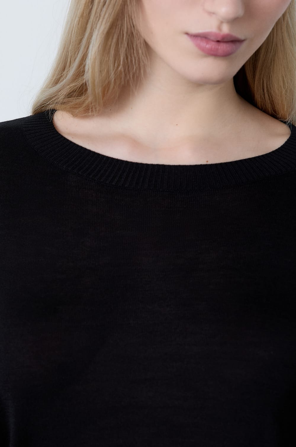 Round Neck Sweater;${refinementColor}