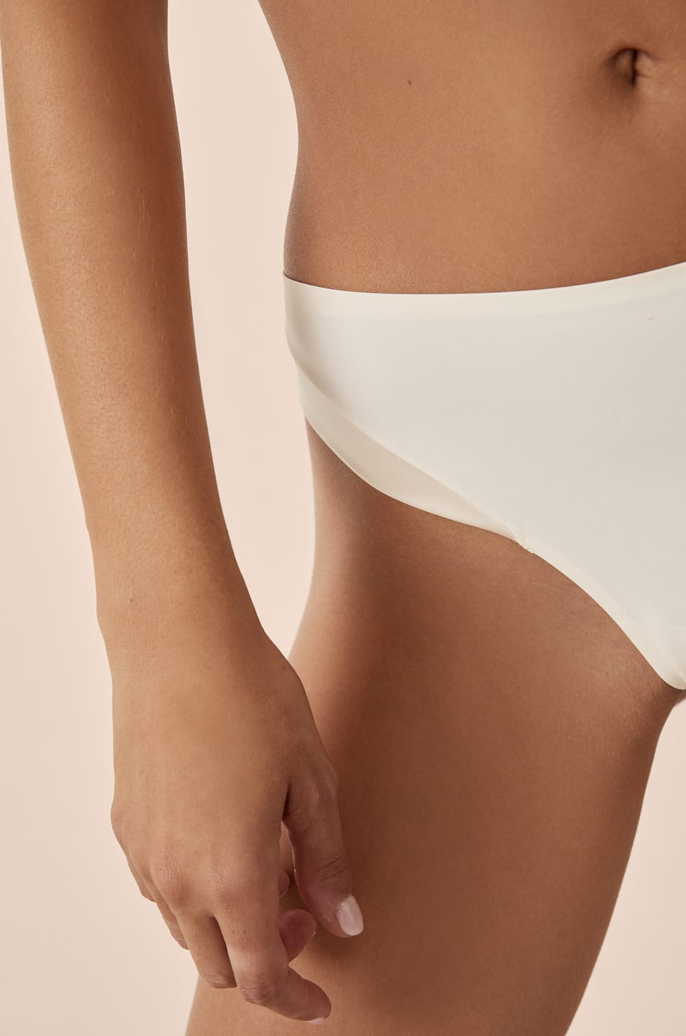 Satin microfibre tanga;${refinementColor}