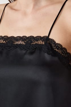 Caraco satiné avec dentelle;${refinementColor}