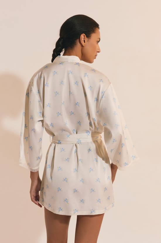 D&eacute;shabill&eacute; de pyjama satin&eacute; &agrave; motifs fleuris;${refinementColor}