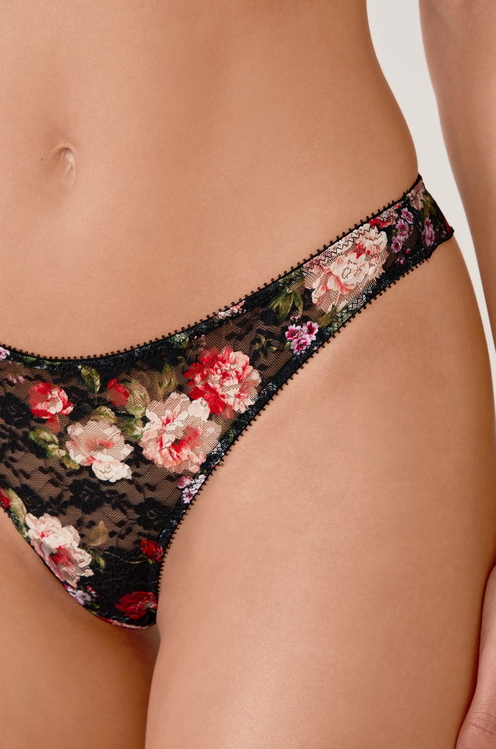Tanga à imprimés en dentelle;${refinementColor}