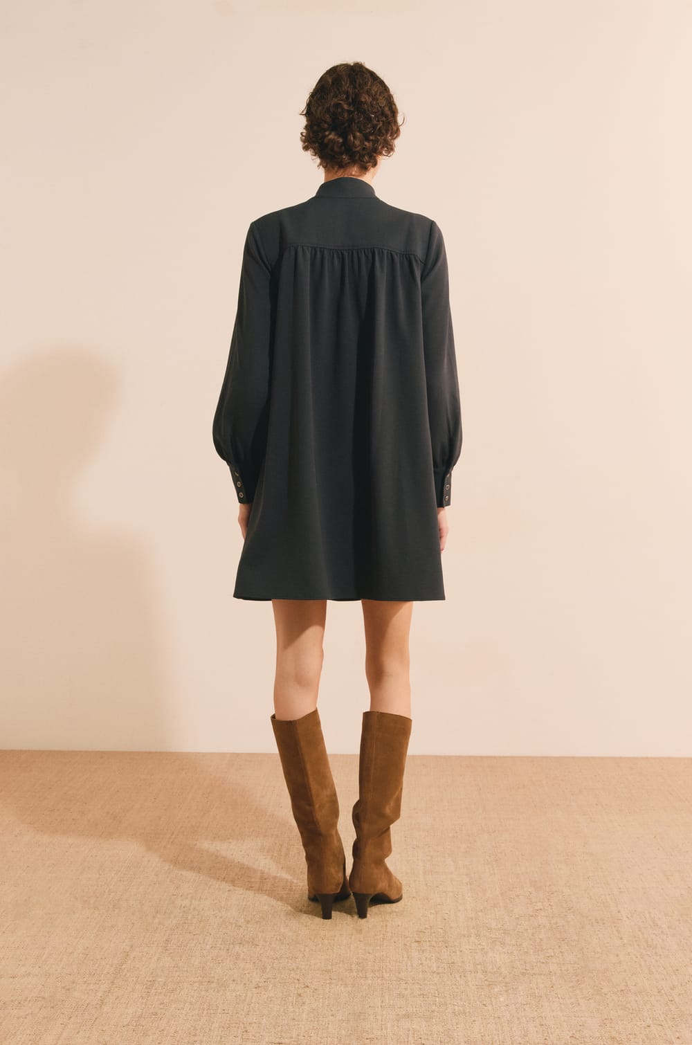 Robe courte avec d&eacute;tail &agrave; nouer;${refinementColor}