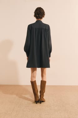Robe courte avec d&eacute;tail &agrave; nouer;${refinementColor}