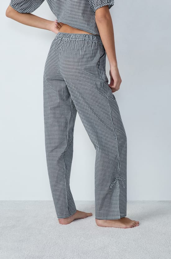 Gerade geschnittene Pyjama-Hose aus Baumwolle mit Karomuster und Schleifendetails;${refinementColor}